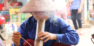 Vì sao người Việt thích hút thuốc lào, tên gọi này xuất phát từ đâu, thuốc lào có hại không?