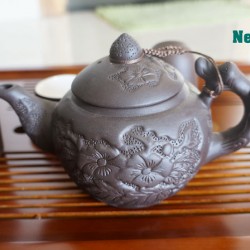 Ấm chén gốm tử sa Bát Tràng họa tiết nổi hoa châm đỏ AC34