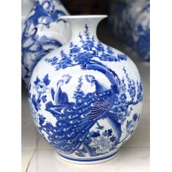 Bình hút tài lộc Bát Tràng men lam vẽ chim công và hoa mẫu đơn BL12 Bình hút tài lộc Bát Tràng men lam vẽ chim công và hoa mẫu đơn BL12