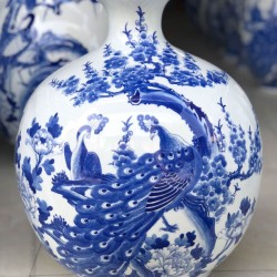 Bình hút tài lộc Bát Tràng men lam vẽ chim công và hoa mẫu đơn BL12 Bình hút tài lộc Bát Tràng men lam vẽ chim công và hoa mẫu đơn BL12