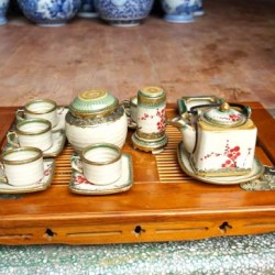 Ấm chén cao cấp Bát Tràng vuông vẽ đào AC28