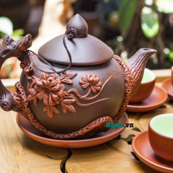 Ấm trà tử sa Bát Tràng đắp nổi hoa phù dung đỏ đen AC46