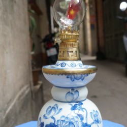 Đèn dầu thờ cúng dáng tháp men lam vẽ sen DD07