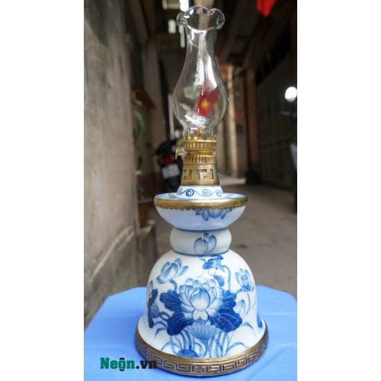Đèn dầu thờ cúng dáng tháp men lam vẽ sen DD07