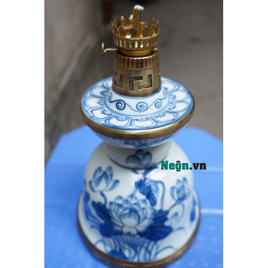 Đèn dầu thờ cúng dáng tháp men lam vẽ sen DD07