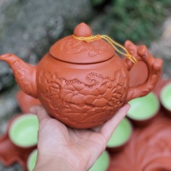 Ấm chén gốm tử sa Bát Tràng họa tiết nổi hoa châm khay lá sen AC34A