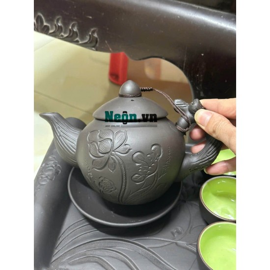 Ấm chén gốm tử sa Bát Tràng khắc sen quai đắp khay tròn AC95B