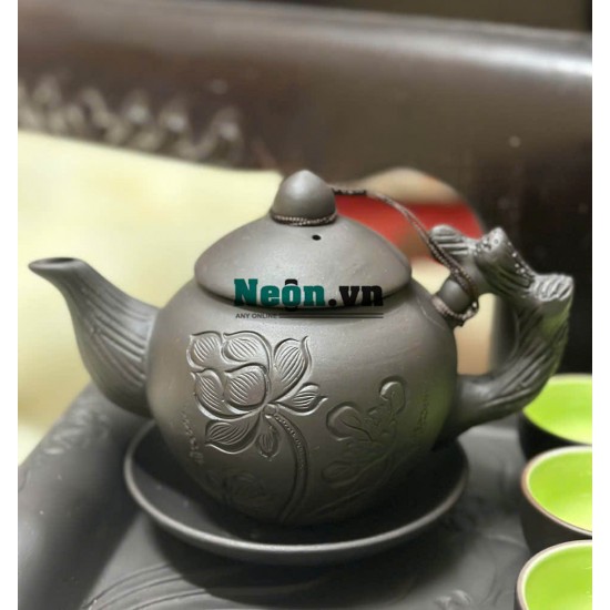 Ấm chén gốm tử sa Bát Tràng khắc sen quai đắp khay tròn AC95B