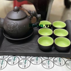 Ấm chén gốm tử sa Bát Tràng khắc sen quai đắp khay hình chữ nhật AC95A