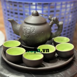 Ấm chén gốm tử sa Bát Tràng khắc sen quai đắp khay tròn AC95B