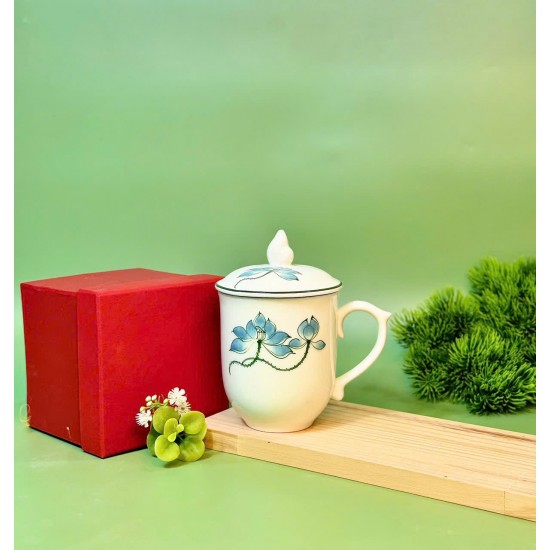 Cốc sứ có nắp Bát Tràng men kem hoa sen xanh