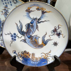 Đĩa gốm sứ men lam vẽ vàng Bát Tràng song ngư vọng nguyệt đường kính 22cm D01E Đĩa gốm sứ men lam vẽ vàng Bát Tràng song ngư vọng nguyệt đường kính 22cm D01E