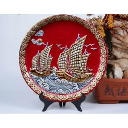 Đĩa trang trí Bát Tràng men đỏ đắp nổi Thuận Buồm Xuôi Gió D38Đ