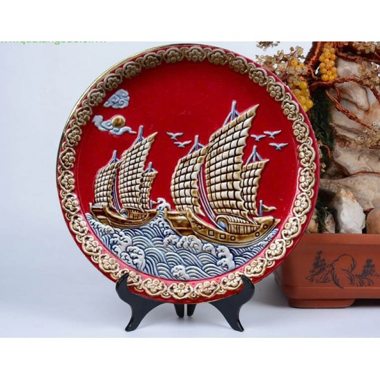 Đĩa trang trí Bát Tràng men đỏ đắp nổi Thuận Buồm Xuôi Gió D38Đ
