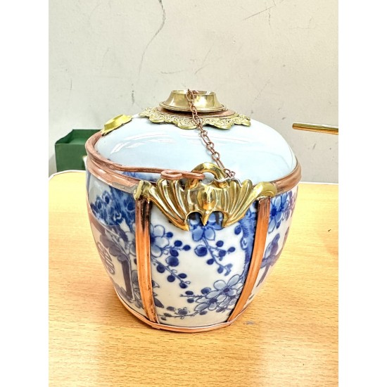 Điếu bát tô men chàm giả cổ vẽ Mai Cài Thọ bọc đồng DB19A Điếu bát tô men chàm giả cổ vẽ Mai Cài Thọ bọc đồng DB19A