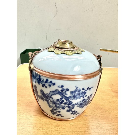 Điếu bát tô men chàm giả cổ vẽ Mai Cài Thọ bọc đồng DB19A Điếu bát tô men chàm giả cổ vẽ Mai Cài Thọ bọc đồng DB19A