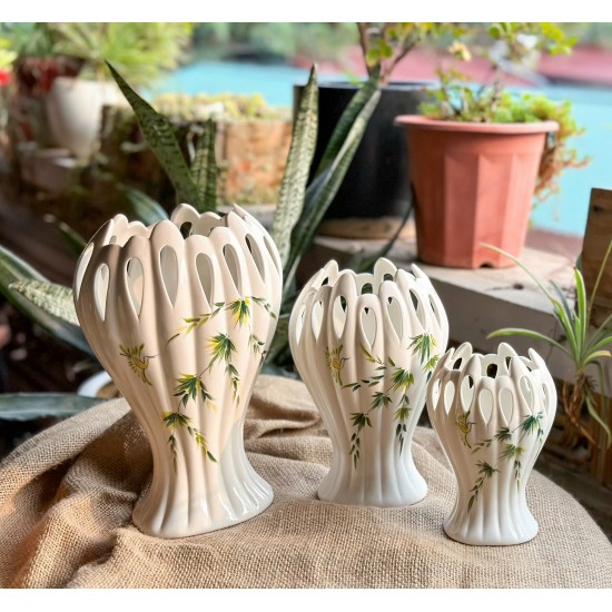 Lọ hoa dáng bàn tay Phật vẽ trúc xanh LH033TX