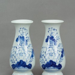 Đôi lọ hoa thờ dáng huệ men lam Sen Đại Cát LHT03