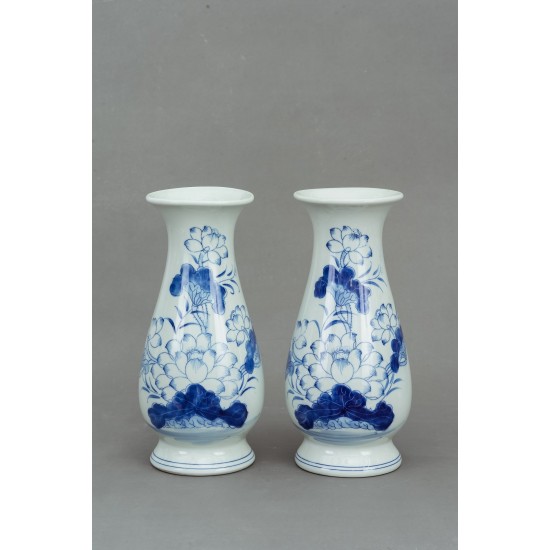 Đôi lọ hoa thờ dáng huệ men lam Sen Đại Cát LHT03