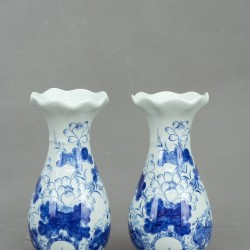 Đôi lọ hoa thờ miệng lượn men lam Sen Cá LHT03A