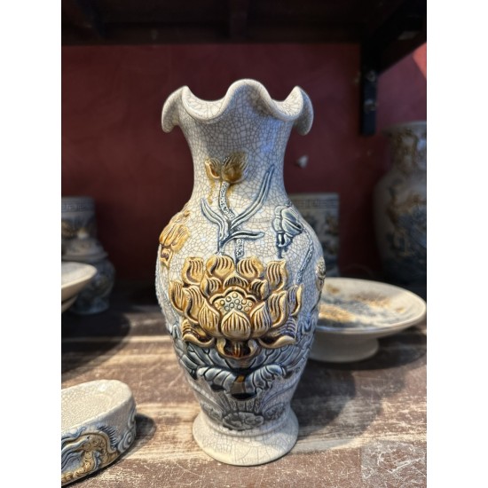 Lọ hoa thờ men rạn đắp nổi miệng lượn Hoa Sen Cát Tường LHT04A