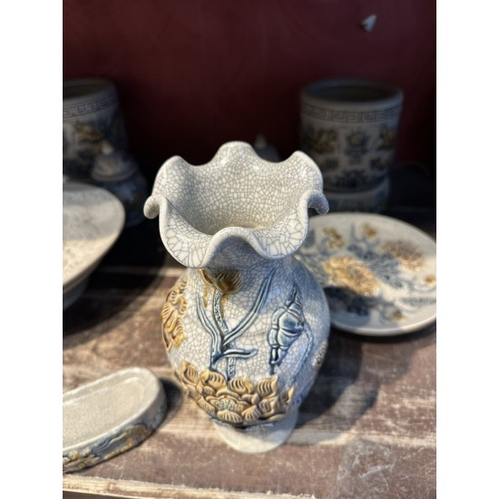 Lọ hoa thờ men rạn đắp nổi miệng lượn Hoa Sen Cát Tường LHT04A