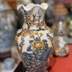 Lọ hoa thờ miệng lượn men rạn đắp nổi Công Đào LHT06