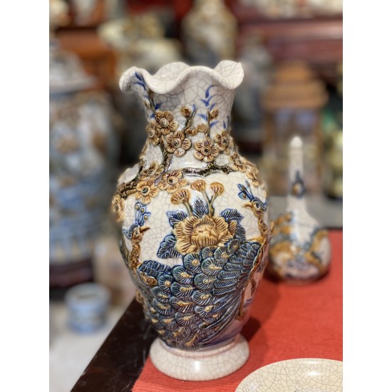 Lọ hoa thờ miệng lượn men rạn đắp nổi Công Đào LHT06