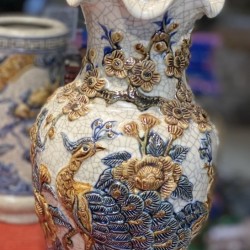 Lọ hoa thờ miệng lượn men rạn đắp nổi Công Đào LHT06