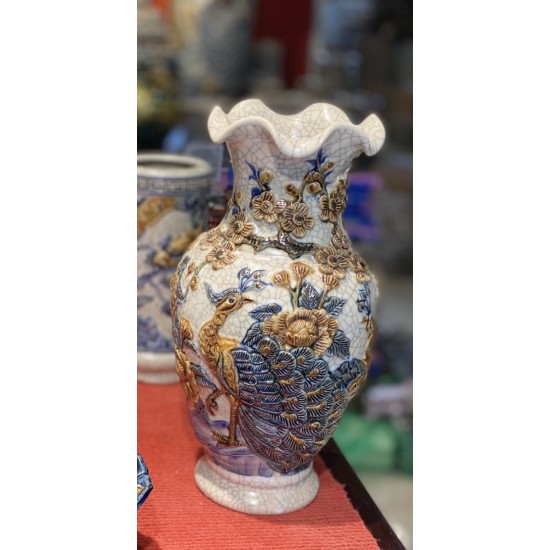 Lọ hoa thờ miệng lượn men rạn đắp nổi Công Đào LHT06