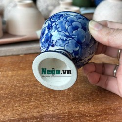 Ly sứ uống rượu men lam vẽ hoa mẫu đơn LS03