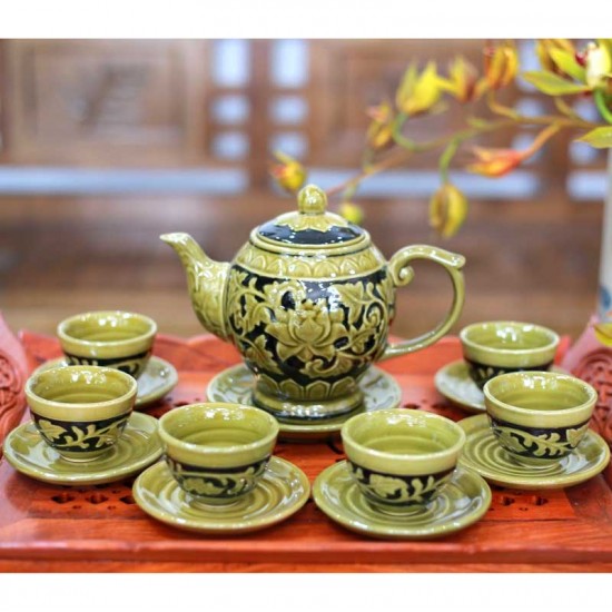 Bộ ấm chén uống trà Bát Tràng dáng chóp vẽ hoa sen nổi AC67 Bộ ấm chén uống trà Bát Tràng dáng chóp vẽ hoa sen nổi AC67