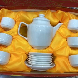 Bộ ấm trà sứ trắng Bát Tràng dáng vuông cao AC78 Bộ ấm trà sứ trắng Bát Tràng dáng vuông cao AC78