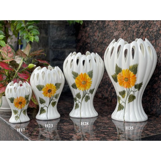 Lọ hoa dáng bàn tay Phật vẽ hoa cúc vàng LH033CV